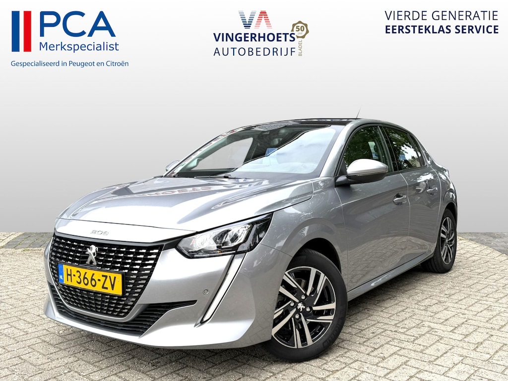 Peugeot 208 100 Pk Benzine ** Automaat ** Luxe Allure * Navigatie * Trekhaak * Panoramadak * 3-D Dashboard * Keyless Start Button * 1/2 Leder Interieur * L.M. Velgen * Vingerhoets; Vierde Generatie Eersteklas Service. Al meer dan 100 jaar een begrip in de Brabantse Kempen.