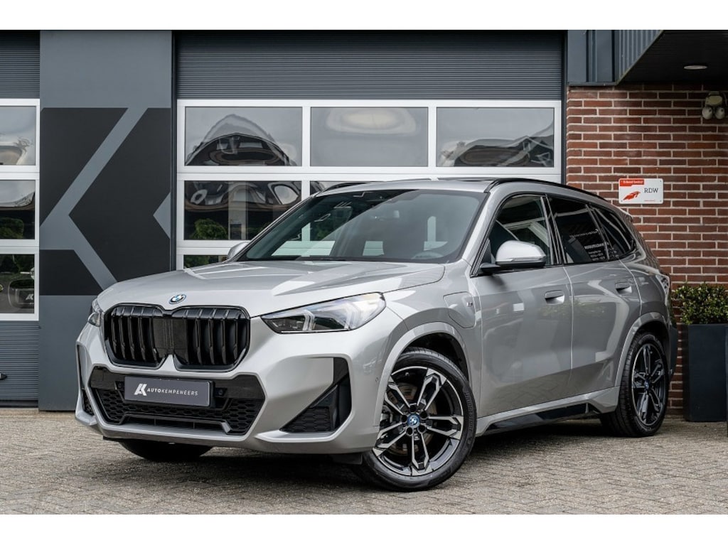BMW X1 xDrive25e M Sport | Panorama | Shadow | ACC | Camera | Adap. led | Trekhaak | Stoelverwarming | 19 inch |