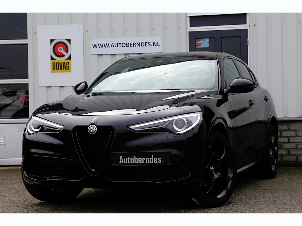 Alfa Romeo Stelvio 2.0T 280PK AWD Veloce*Perfect Alfa Onderh.*Black pack/ACC met stuurhulp/H&K/Memorie/Camera/Leder/Stoelverw./Stuurverw./Dodehoek/DAB/LED/Elek. Klep/Parkeersens.V+A/21 inch LM*