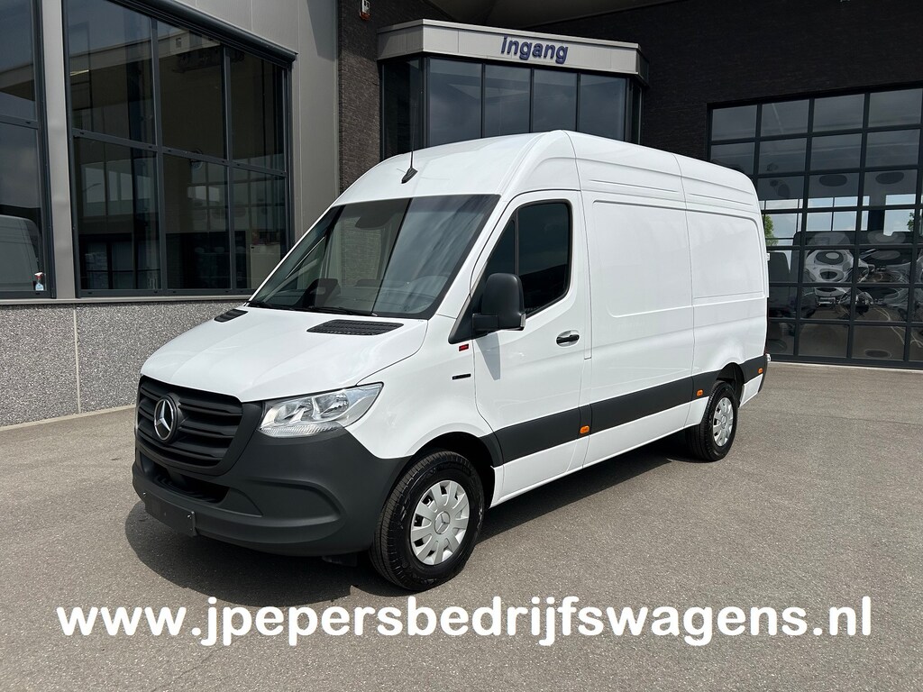 Mercedes-Benz eSprinter 320 L2 H2 Pro 81kWh / Snel laden 115Kw / Trekhaak / MBUX / Navigatie / Camera / Cruise control / Airco / 270 Graden achterdeuren .