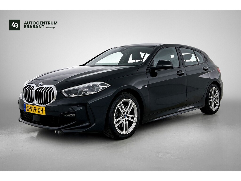BMW 1-Serie 118i High Executive M-Sport (Dealer onderhoud, Navi Pro, PDC V+A, StoelV, Digitale dash, Etc)