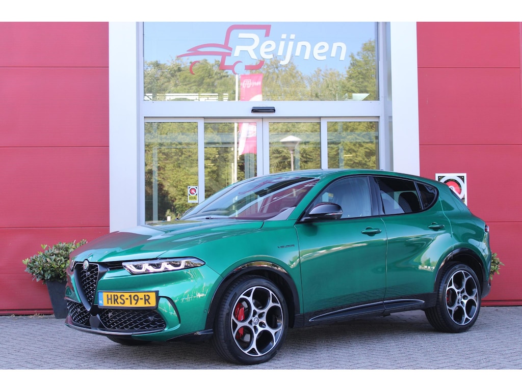 Alfa Romeo Tonale 1.5T Hybrid 160PK VELOCE | PREMIUM PACK: LEDEREN BEKLEDING/GEVENTILEERDE VOORSTOELEN/4-VOUDIG ELEKTRISCH VERSTELBARE LENDESTEUN VOORSTOELEN/ELEKTRISCH BEDIENBARE /HOOGGLANS ZWARTE RAAMOMLIJSTING/AMBIENT LIGHTING | TECHNOLOGY PACK: PARKEERWAARSCHUWING VOOR EN ACHTER/360° CAMERA/AUTOMATISCH INPARKEREN/ AUTONOMOUS DRIVING LEVEL 2: ADAPTIVE CRUISE CONTROL/LANE CENTERING ASSIST/TRAFFIC JAM ASSIST DODEHOEK DETECTIE AUTOMATISCH DIMMENDE BUITENSPIEGELS ELEKTRISCH BEDIENBARE ACHTERKLEP | WINTERPACK: STOELVERWARMING VOOR/STUURVERWARMING/VERWARMBARE RUITENSPROEIERS | 19" LICHTMETALEN VELGEN | DRAADLOZE TELEFOONLADER | NAVIGATIE | DRAADLOZE APPLE CARPLAY/ANDROID AUTO | FULL LED MATRIX KOPLAMPEN |