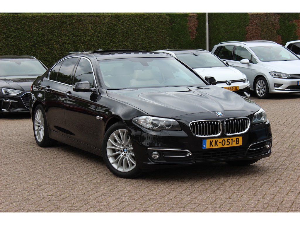 BMW 5-Serie 520i Luxury Edition / NL Auto! / Schuifdak / Leder / Navigatie / Parkeerhulp V+A / 18'' / Stoelverwarming / Schakelpaddels / Cruise Control