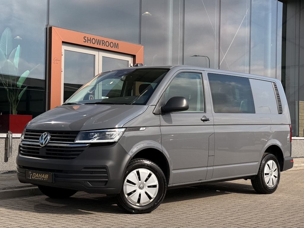 Volkswagen Transporter 2.0 TDI L1H1 28 | ACC | Dubbele Cabine | Stoelverwarming | Apple Carplay | Trekhaak | DAB | Dode Hoek | Trailer Assistent |