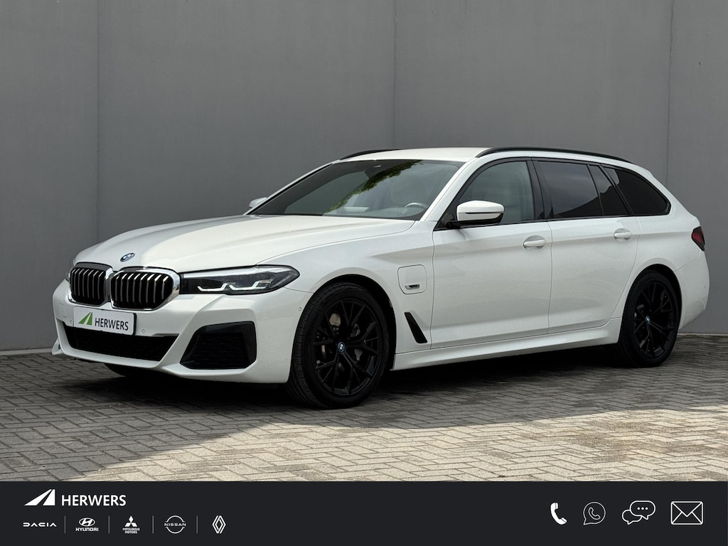 BMW 5-Serie Touring 530e High Executive M-SPORT INDIVIDUAL / Dealer Onderhouden / Harman Kardon / 1.700 kg Trekgewicht / Elektrische Verstelbare Stoelen / Stoelverwarming / Parkeersensoren Voor en Achter / Elek. Achterklep / Navigatie /