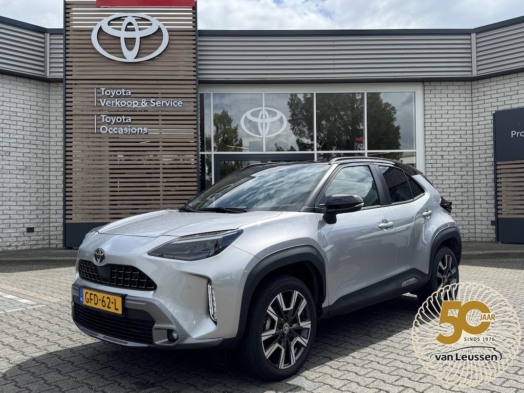 Toyota Yaris Cross HYBRID 130 LAUNCH EDITION TREKHAAK STOEL/STUURVERW PARK-SENSOREN BLIND-SPOT HEAD-UP EL-KOFFERKLEP SPORTSTOELEN APPLE/ANDROID JBL-AUDIO LED-MATRIX NL-AUTO