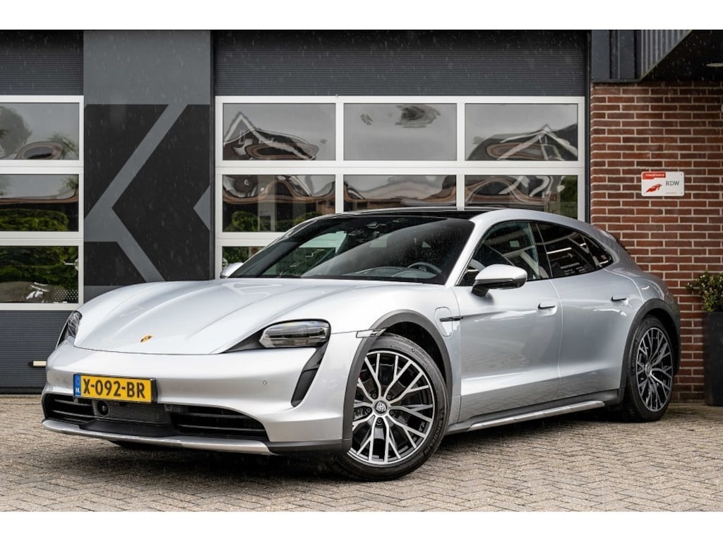Porsche Taycan 4S 93 kWh | Panorama | Luchtvering | Bose | 360° | Head-Up | 18 V. Seats | ACC | 20' inch |