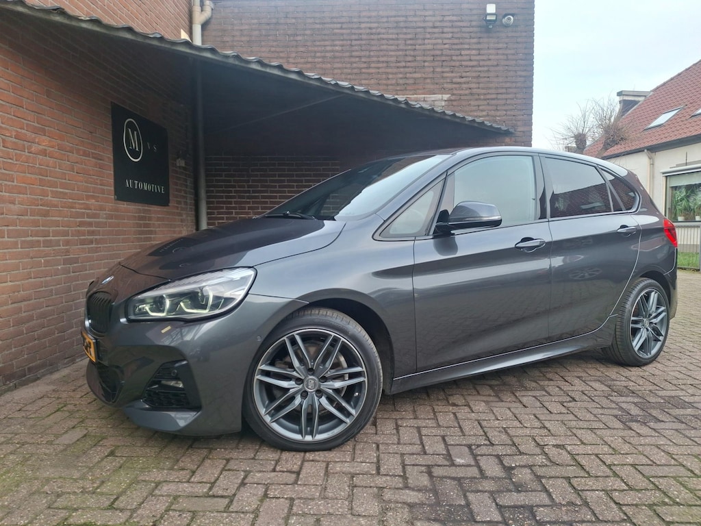 BMW 2-Serie Active Tourer 220i High Executive M-Sport / Shadow Line / Harman & Kardon / Navigatie / Led Verlichting / Stoelverwarm