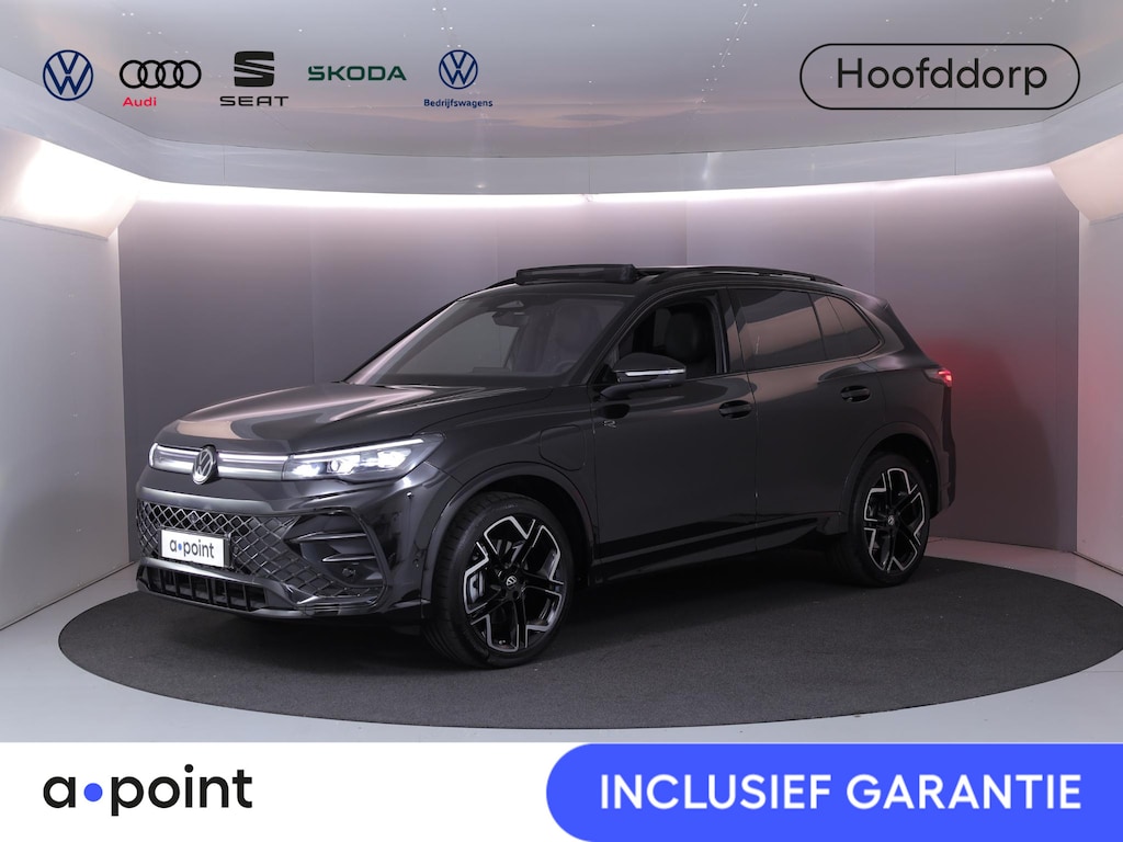 Volkswagen Tiguan 1.5 eHybrid R-Line Edition 272 pk Automaat (DSG) | Private lease vanaf €899 | Verlengde garantie | Navigatie | Panoramadak | Trekhaak (wegklapbaar) | Parkeersensoren (Park assist) | Rondomzicht camera| Lederen bekleding | Stoelverwarming v/a | R-Line |