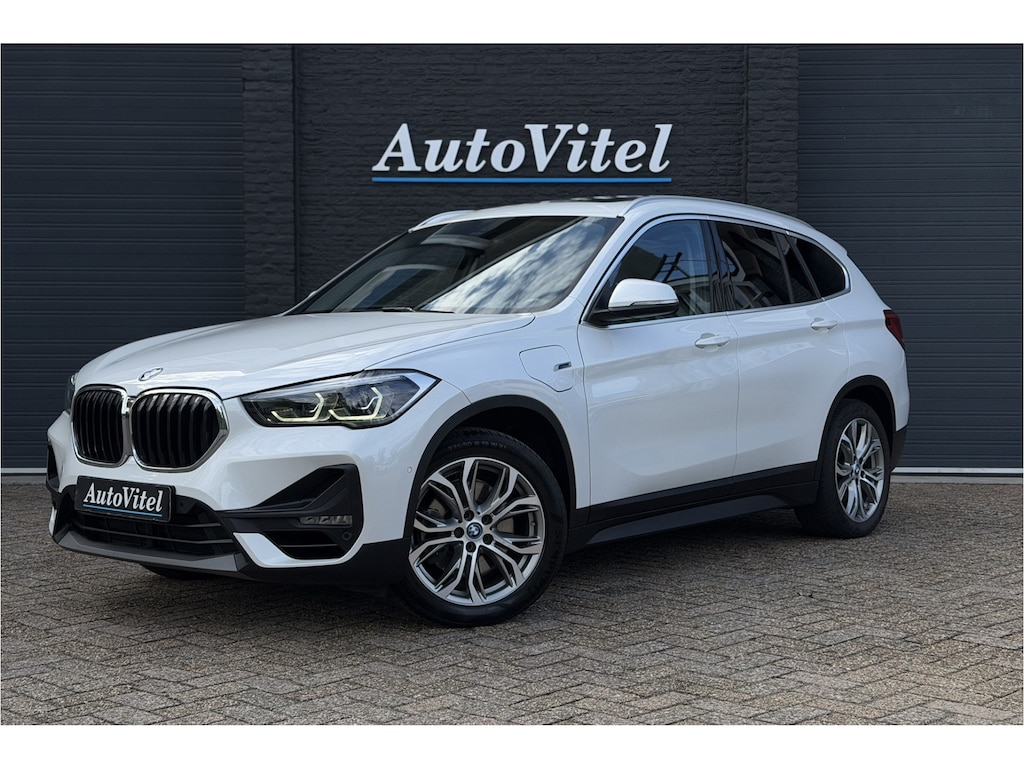 BMW X1 xDrive25e | Panodak | Sportleder | Head-Up | Trekhaak | Adaptive Cruise | Camera | 35X op voorraad