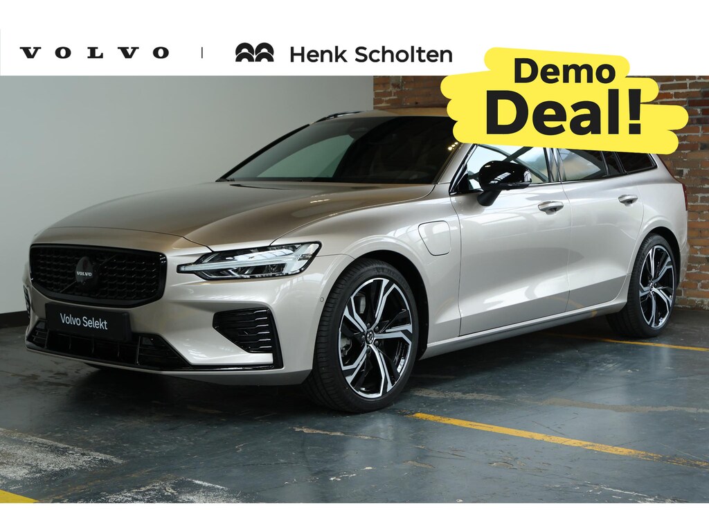 Volvo V60 T8 Automaat Plug-in hybrid AWD Plus Dark | DEMO DEAL | Semi-Electrische Wegklapbare Trekhaak | Harman Kardon Premium Audio | 360° Parkeercamera | Parkeersensoren voor + achter | Stoelverwarming | Panoramadak | Head-Up Display .