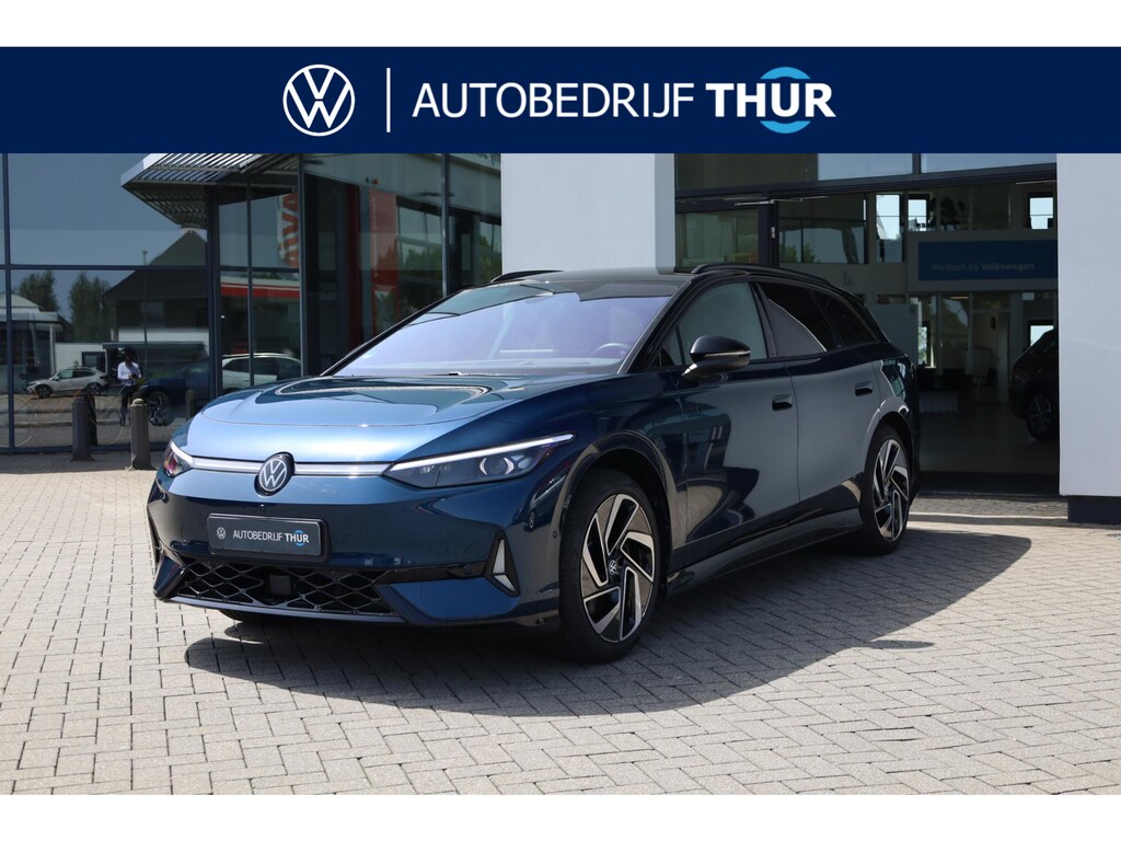 Volkswagen ID.7 Tourer GTX Limited Edition 86 kWh 340PK / 250kW, 60 maanden / 100.000km garantie, warmtepomp, wegklapbare trekhaak, adaptief onderstel (DCC), 20" LMV, Harman & Kardon geluidssysteem, head-up display, rondomzichtcamera (Area View), verwarm- en ventileerbare (koeling) voorstoelen, verwarmbare achterbank, elektrische ErgoActive stoelverstelling met geheugen- en massagefunctie, parkeerassistent (Park Assist Pro), 13 speakers (700 watt) met subwoofer, draadloze telefoonlader, verwarmbare voorruit, LED Matrix (IQ.Lights), dodehoekdetectie (Side Assist), vierwielaandrijving (4-Motion), discover pro max navigatie scherm etc.