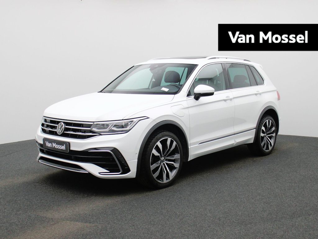 Volkswagen Tiguan 1.4 TSI eHybrid R-Line Business+ 245 PK| Panoramadak | Trekhaak | LED Matrix | Dodehoek Detectie | Navigatie | Stoelverwarming | Achteruitrijcamera | Stuurwielverwarming | Dynamic Chassis Control