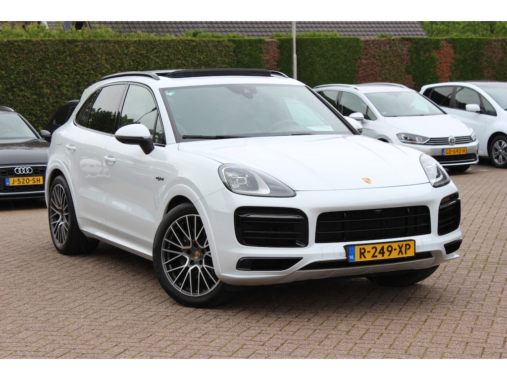 Porsche Cayenne 3.0 E-Hybrid / Trekhaak / Panoramadak / 360Camera / Luchtvering / 21'' / Bose / Sportdesign+Chrono / Leder / Stuur+Stoelverwarming / Dodehoek / DAB / Cruise Control