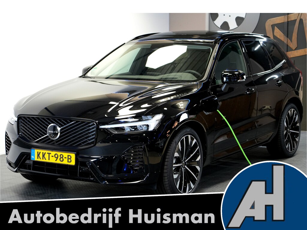 Volvo XC60 2.0 T6 AWD 293kW/399pk Aut8 Plug-in hybrid Ultra Dark Facelift! LUCHTVERING + PANORAMADAK + HARMAN/KARDON + ADAPT.CRUISE + HEAD-UP + STOELVERWARMING V&A + STUURVERWARMING + GOOGLE DASH + 360 CAMERA + BLIS + PARKSENSOREN + 21" LM-VELGEN!!
