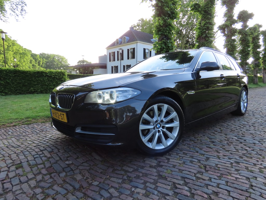 BMW 5-Serie Touring 520d High Executive Leer Keyless Led BI Xenon Stoelverwarming Pdc Navigatie Bleutooth Cruisecontrol Climatecontrol Lm Velgen