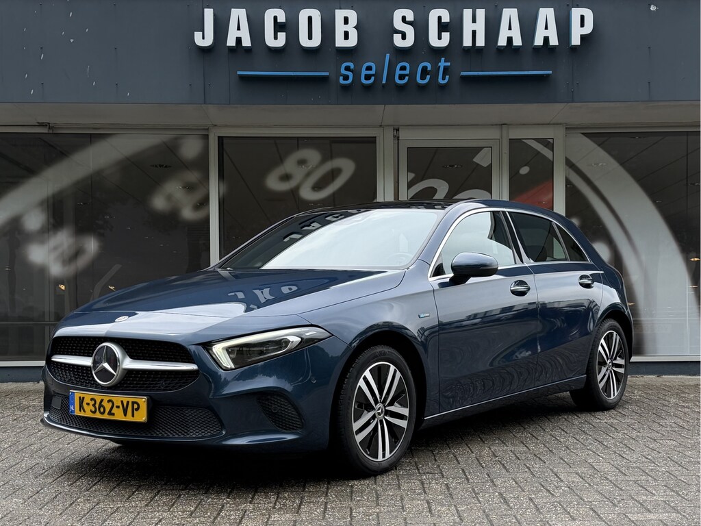 Mercedes-Benz A-klasse 250 e Business Solution Luxury / Keyless / Trekhaak (1.600KG) / Panodak / Camera / Elek. Stoelen /