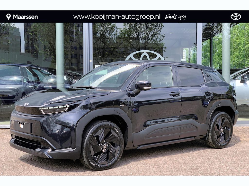 Toyota Urban Cruiser Dynamic 61 kWh / Uit Voorraad Leverbaar! / Camera / LED / Adaptive Cruise Control /
