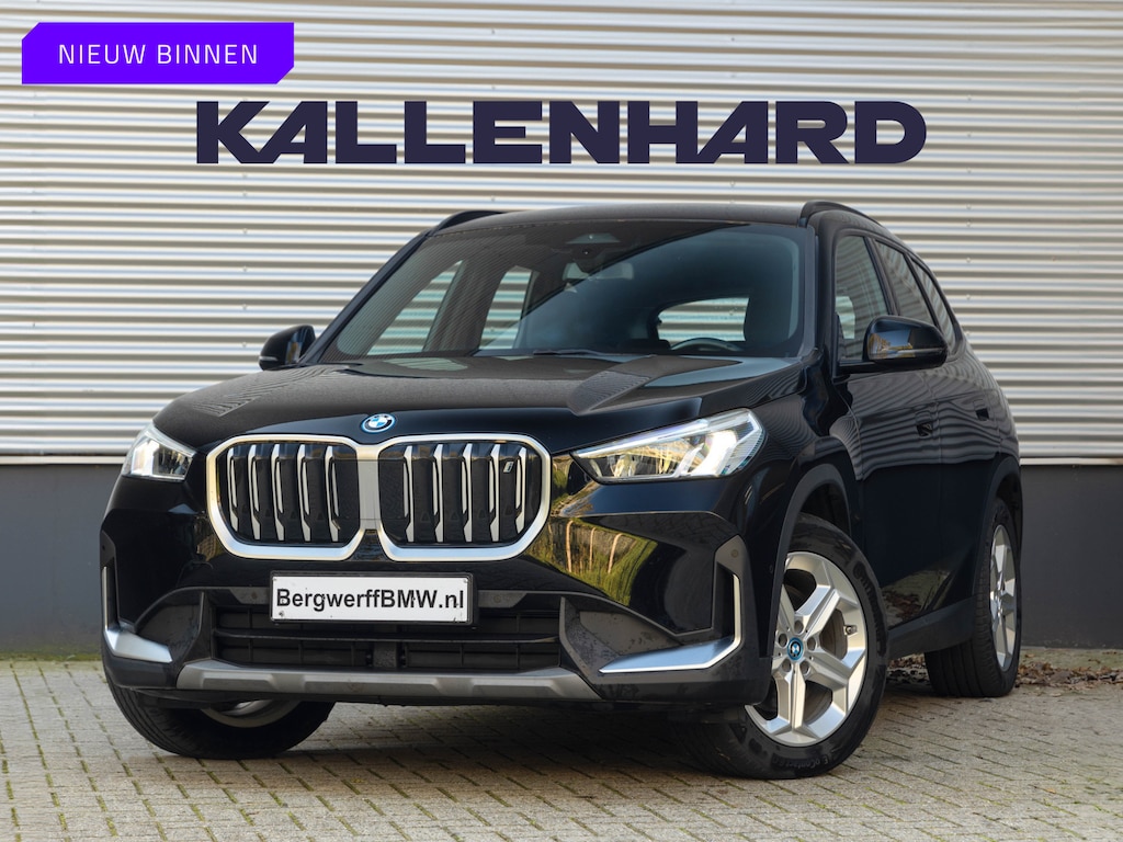 BMW iX1 xDrive30 - Trekhaak - Driving + Parking Ass - Stoelverwarming - Adaptief onderstel