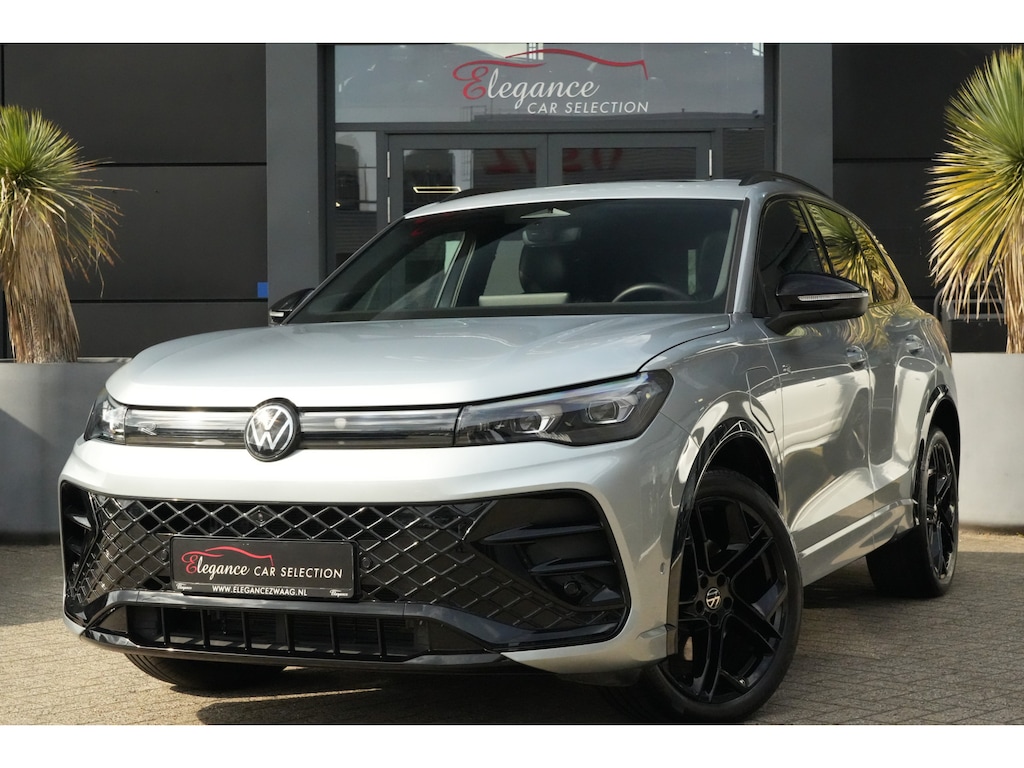 Volkswagen Tiguan R-Line | 272 PK | Panoramadak | Head-up display | 360° camera | Trekhaak | Volkswagen Tiguan R-Line met 272 PK plug-in hybride aandrijving, een 1.5-liter 4-cilinder benzinemotor, panoramadak, Matrix LED-koplampen, head-up display, 360°-camera, lederen bekleding, ele