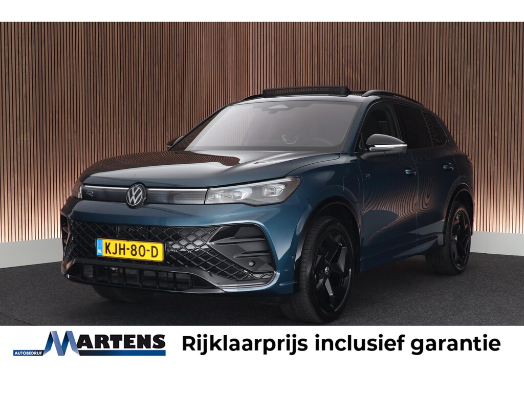 Volkswagen Tiguan 1.5 eHybrid 204pk R-Line Edition Black Style Panoramadak Trekhaak 360Camera Stoelverwarming Virtual Cockpit Navigatie
