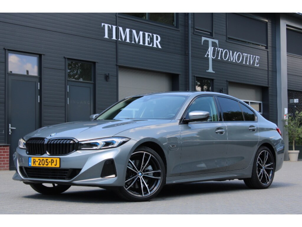 BMW 3-Serie 320e Sedan Facelift - zwart leder - 19 Inch - Head Up - Nederlandse BMW - Dealer onderhouden - Geblindeerde ramen - Sport Stoelen - Achteruitrijcamera - Hifi speakers