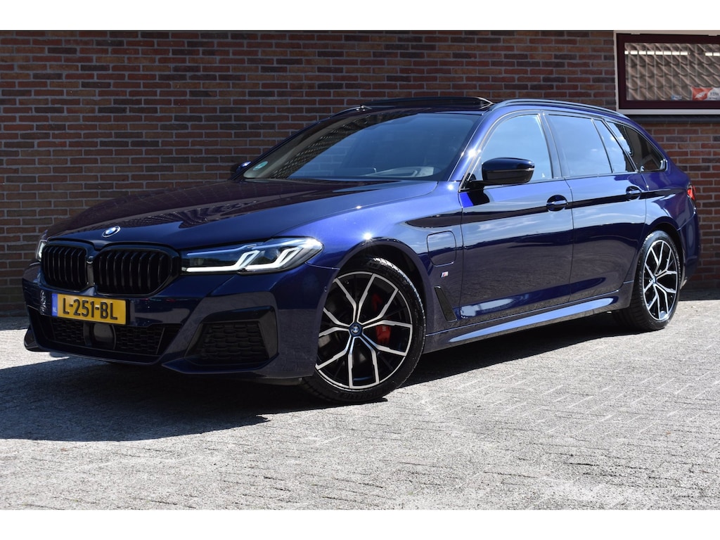 BMW 5-Serie Touring 530e High Executive '21 SOH 84,0% Laser Pano Leder M Pakket Clima Navi Cruise LED Inruil mogelijk