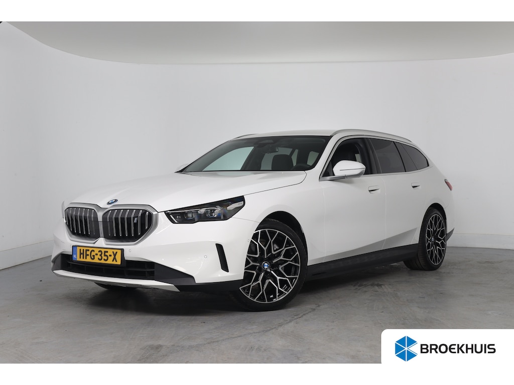 BMW i5 Touring eDrive40 84kWh | Bowers&Wilkins | SOH 95% | Leder | Comfort Zetels | LED | Clima | Sfeerverlichting | Camera | Navi | Cruise Adaptive | Stoelverwarming | 20 Inch Velgen |