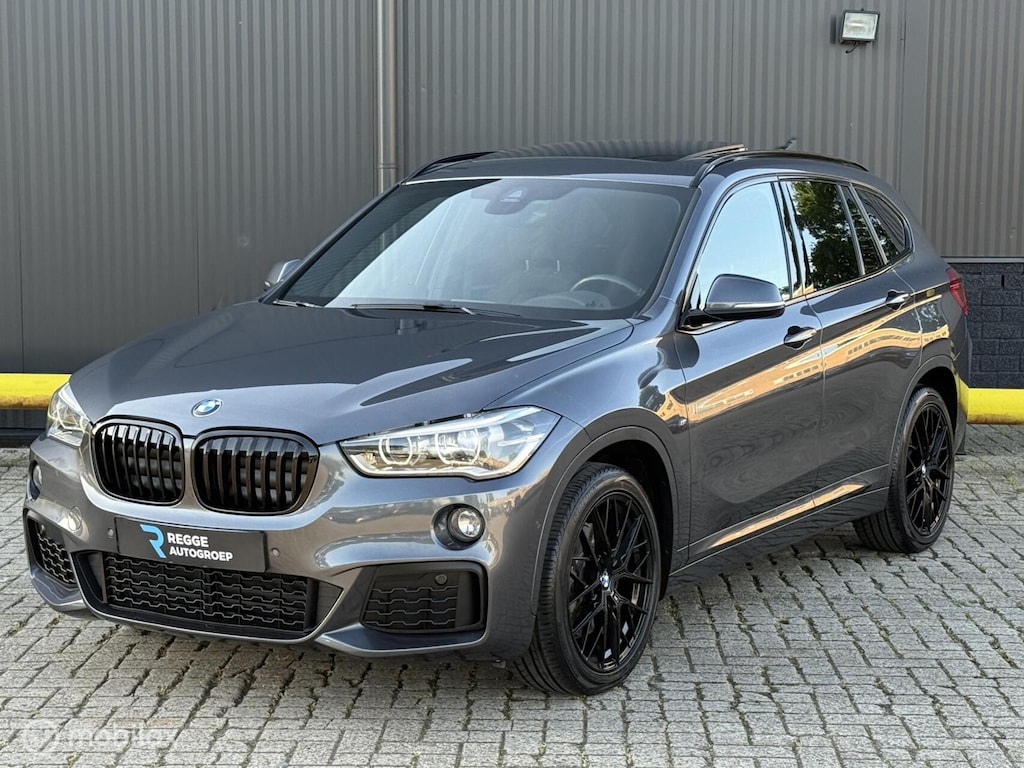 BMW X1 xDrive20i M-Pakket PANORAMADAK | NIEUWSTAAT
