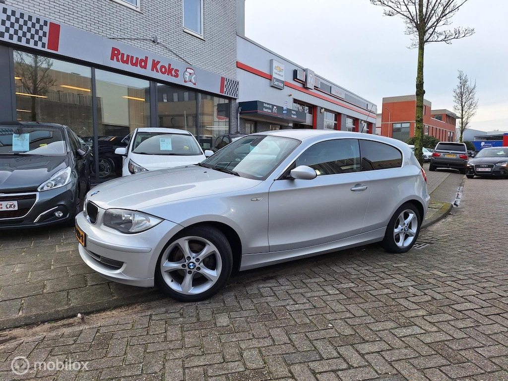 BMW 1-Serie 118i BUSINESS LINE • Nieuwe distributie • Parkeersensoren •