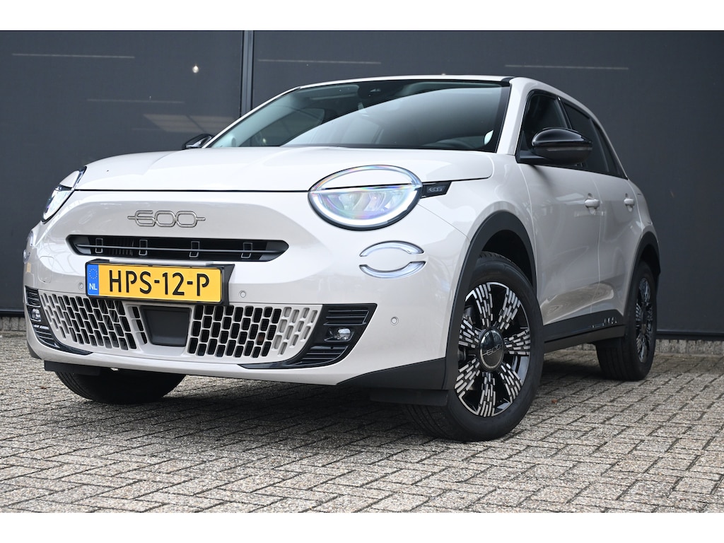 Fiat 600 1.2 Hybrid Urban | Pack Style + Comfort | Navigatie | Stoelverwarming | Voorruitverwarming | !!