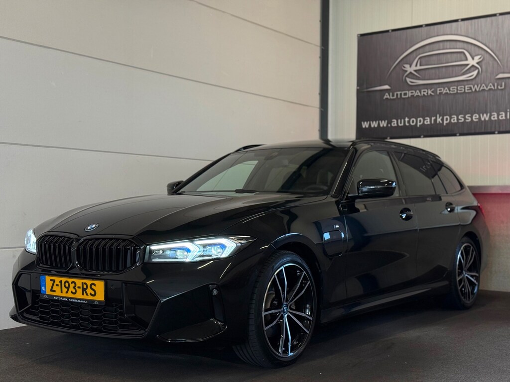 BMW 3-Serie Touring 320e M-Pakket Incl. BTW, Pano, Apple Carplay, Trekhaak, LED, Sfeerverlichting, Elek Stoel, H&K Audio