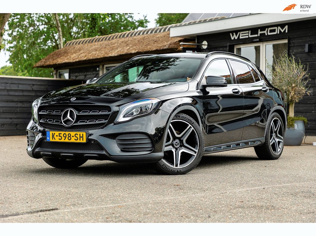 Mercedes-Benz GLA 180 Business Solution AMG Night Upgrade I Trekhaak I Cruise I Navigatie I 19 Inch I Led I Camera
