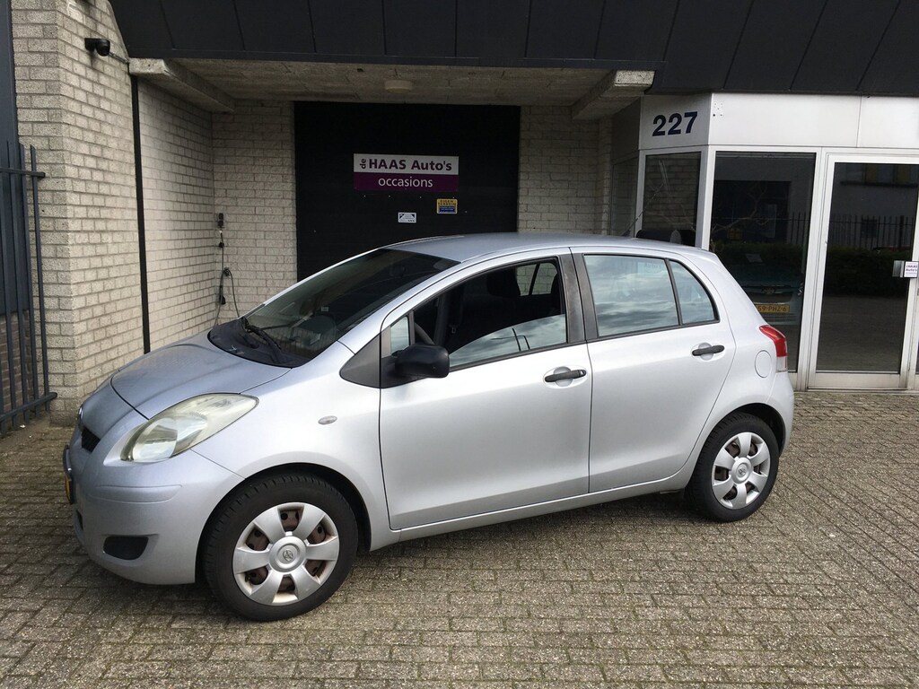 Toyota Yaris 1.0 VVTi Acces / 5 DEUREN / ZUINIG / AIRCO / APK SEPTEMBER 2027
