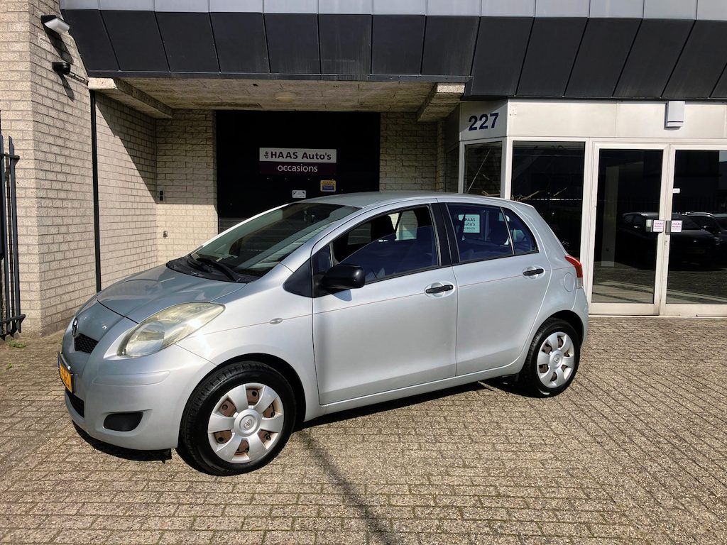 Toyota Yaris 1.0 VVTi Acces / 5 DEUREN / ZUINIG / AIRCO / APK SEPTEMBER 2027