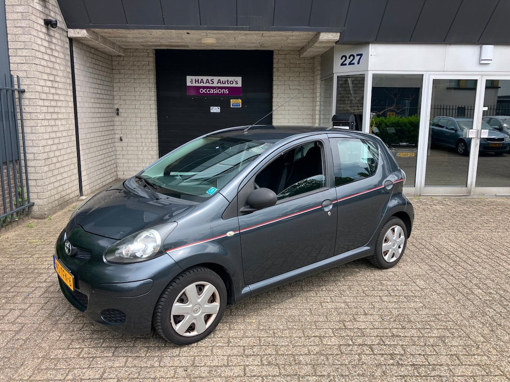 Toyota Aygo 1.0-12V Cool / 5 DEURS / ZUINIG / KM+NAP / METALLIC / APK JUNI 2027