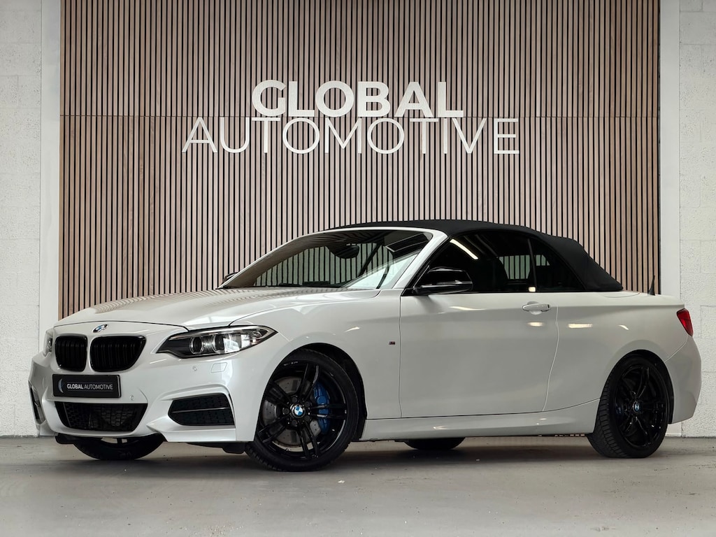 BMW 2-Serie Cabrio M235i - AUTOMAAT - PARELMOER WIT - LEER - NAVIGATIE - HARMAN KARDON - M PERFORMANCE UITLAAT