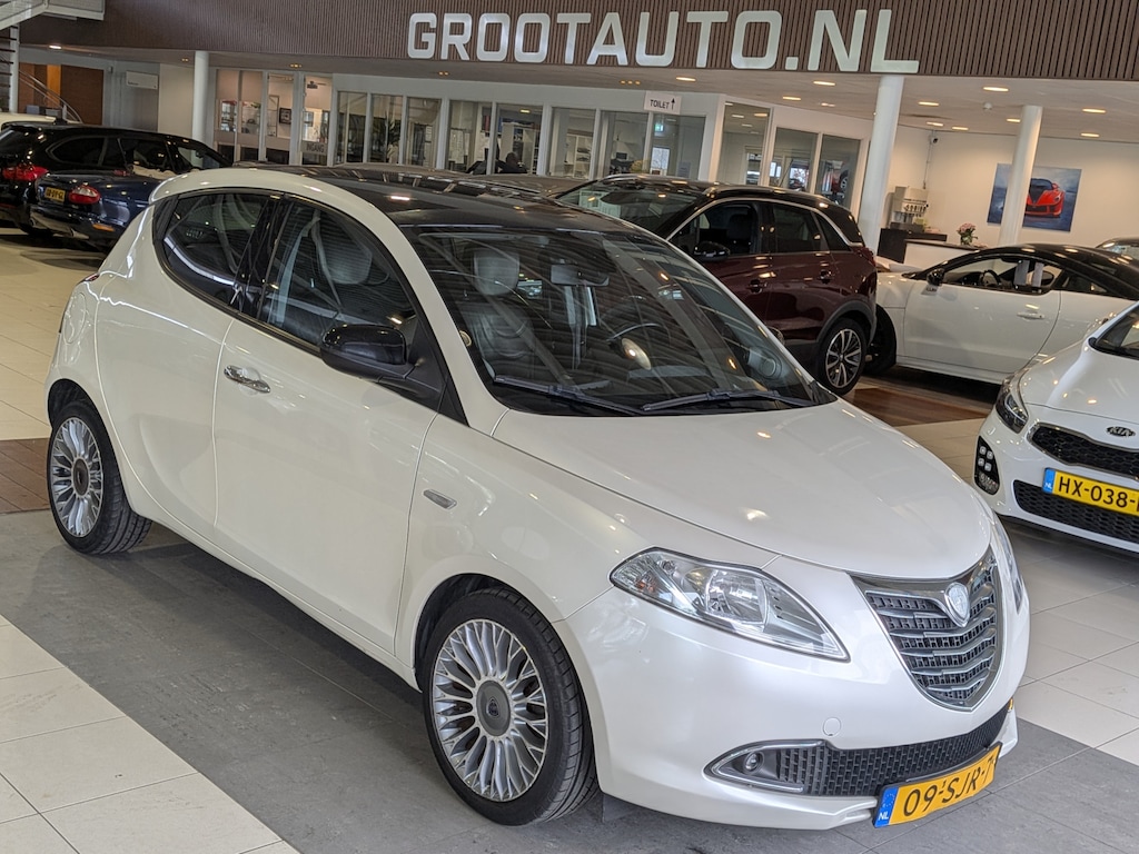 Lancia Ypsilon 0.9 TwinAir Platinum Automaat Panoramadak, Airco, Cruise Control, Stuurbekrachtiging