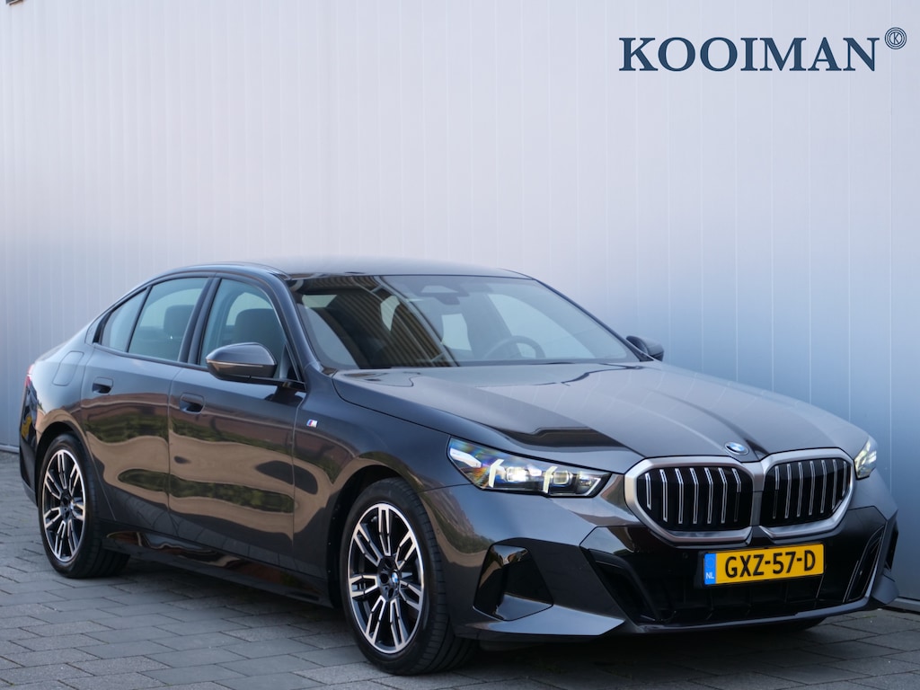 BMW 5-Serie 520i 208 Pk Automaat M-pakket / Leer / Navi / DAB / Apple Carplay / Stoelkoeling