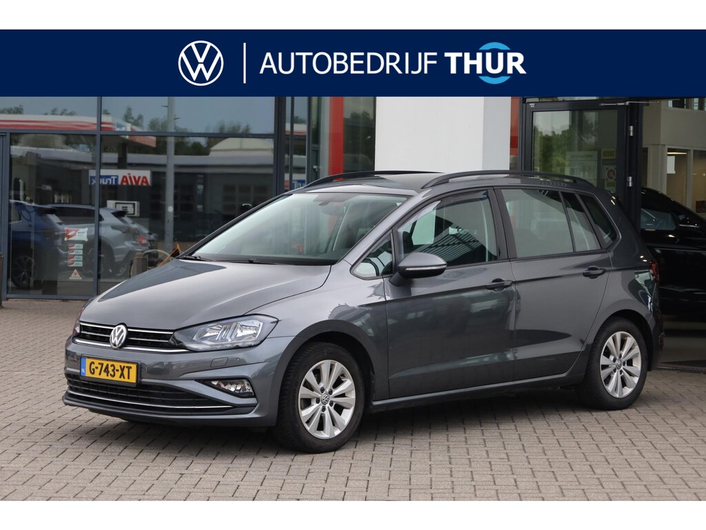 Volkswagen Golf Sportsvan 1.0 TSI Comfortline 116PK / 85kW, Dealeronderhouden, trekhaak, achteruitrijcamera (rear view), navigatie, DAB+, Apple Carplay & Android Auto, multifunctioneel lederen stuurwiel, elektrisch verstel-, verwarm- en inklapbare buitenspiegels (spiegelpakket), verwarmbare voorstoelen, adaptieve cruise control (acc), parkeersensoren voor en achter (pdc), 16" LMV