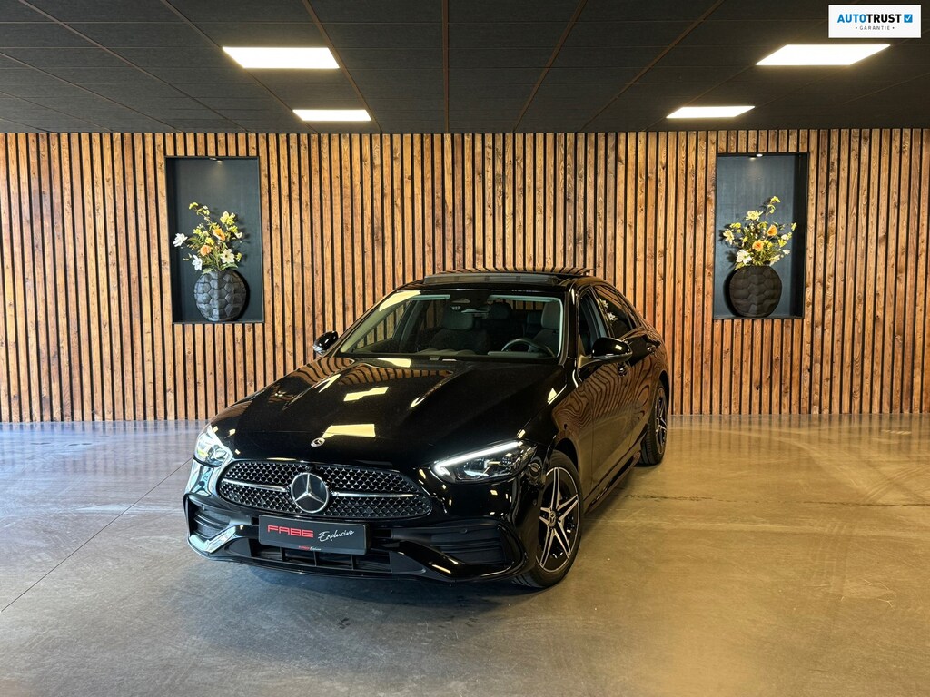 Mercedes-Benz C-klasse 300 e AMG Line / Pano / Burmester / Camera / Sfeerverlichting / Stoelverwarming / Trekhaak / DAB