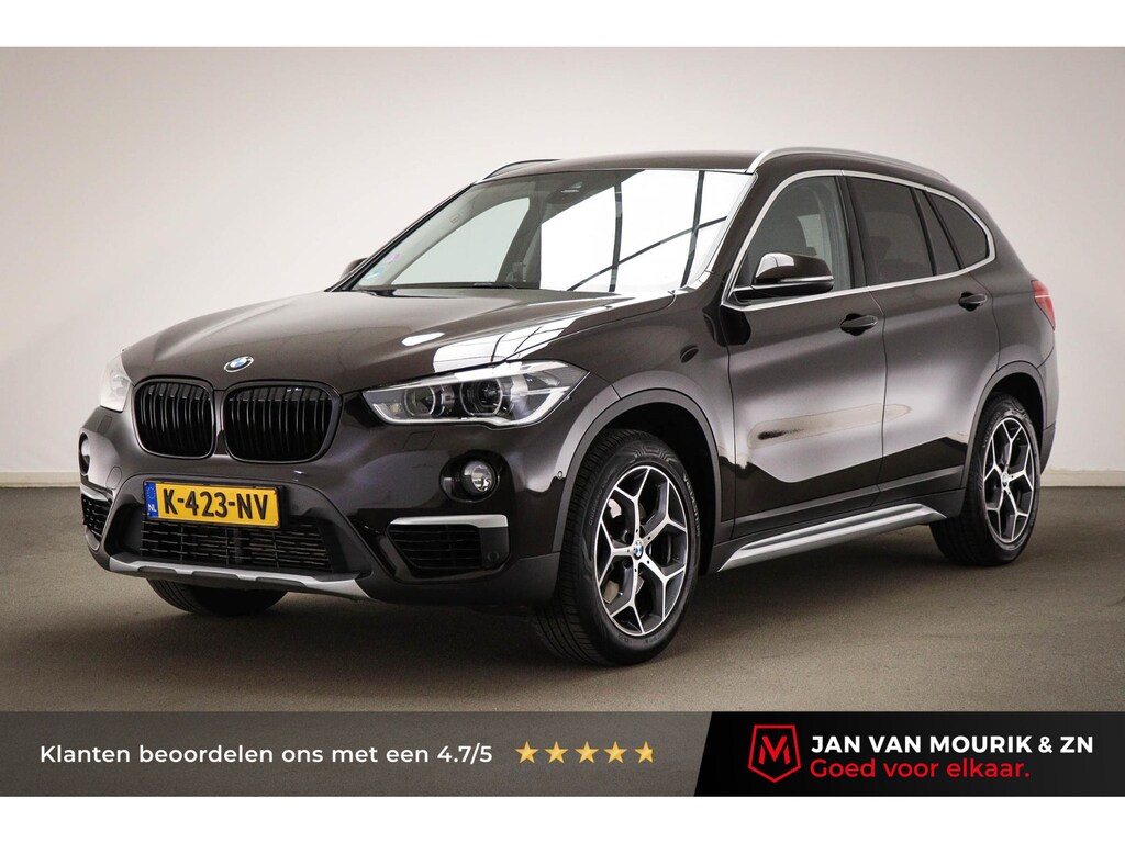 BMW X1 sDrive20i High Executive | LED | LEDER | STUUR / STOEL- VERWARMING | TREKHAAK | 18"