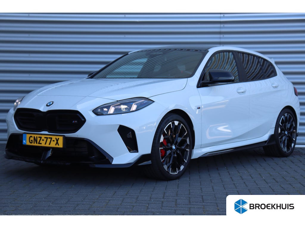 BMW 1-Serie 1-Serie M135 xDRIVE 300PK AUTOMAAT / NAVI / LEDER / CLIMA / LED / PDC / HUD / 19" LMV / CAMERA / KEYLESS / PARELMOER / UNIEK / ORG. NL !!