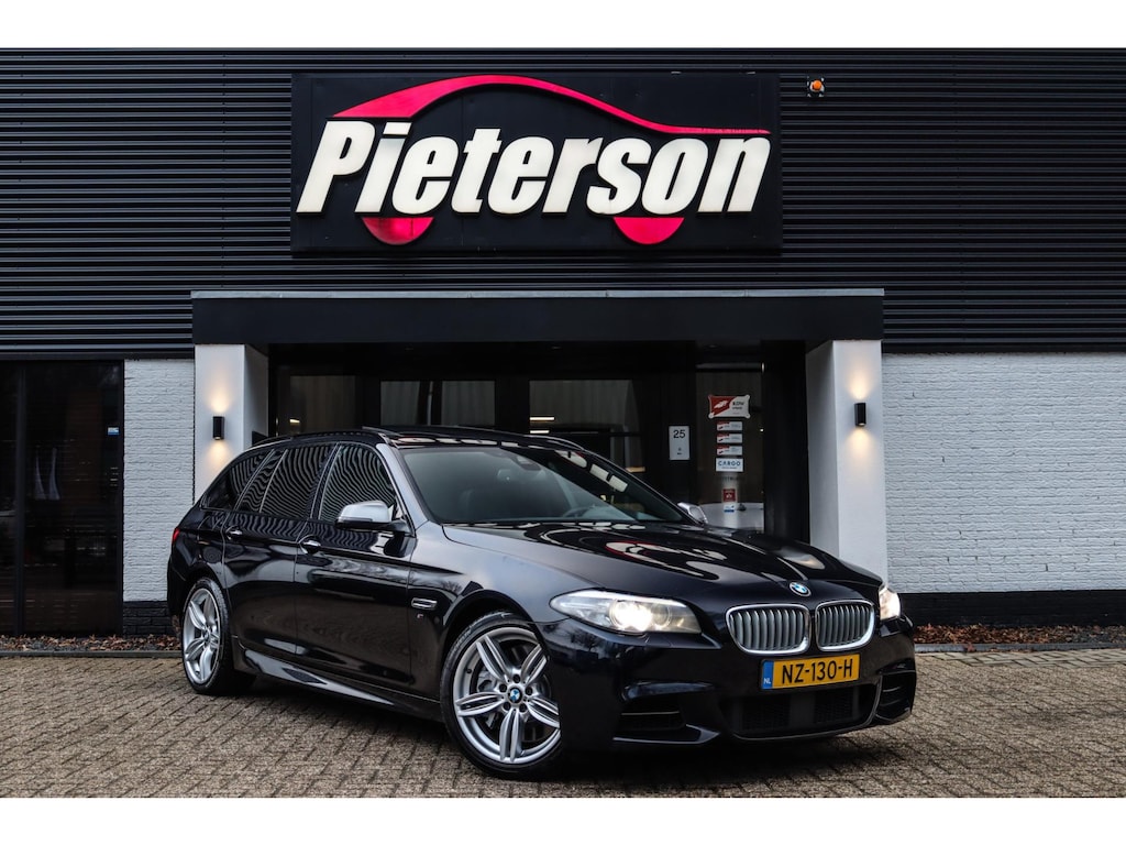 BMW 5-Serie Touring M550xd LCI DEALER OH PANO ACC 360 H&K