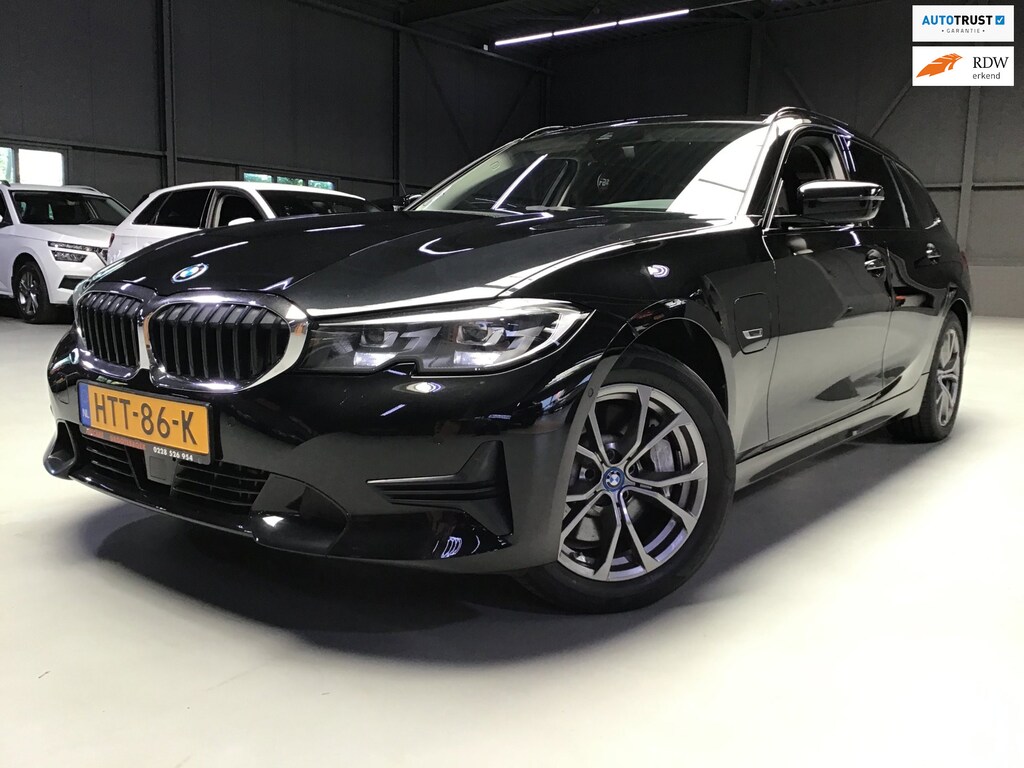 BMW 3-Serie Touring 330e Business Edition Plus I 293PK I Camera I Trekhaak I Ambiente I Full Led I Stoel & Stuurverw. I Half/Leder