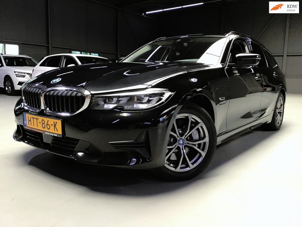 BMW 3-Serie Touring 330e Business Edition Plus I 293PK I Camera I Trekhaak I Ambiente I Full Led I Stoel & Stuurverw. I Half/Leder