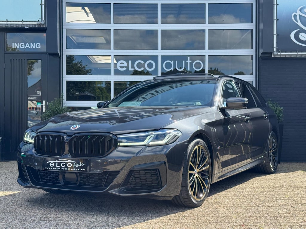 BMW 5-Serie Touring 530i M-Sport / Pano / ACC / Luchtvering