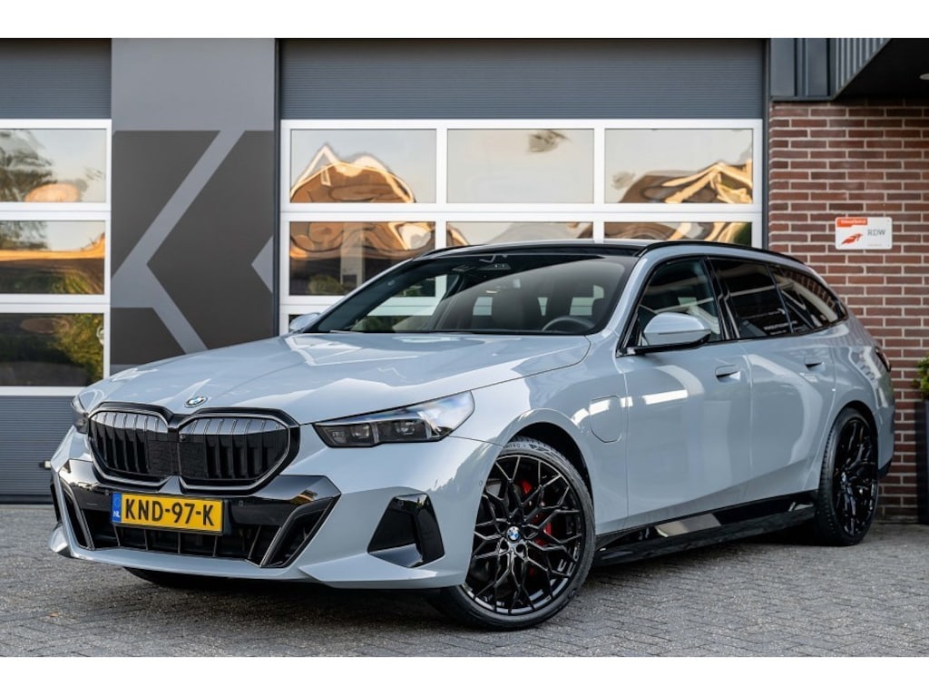 BMW 5-Serie 550e xDrive Touring M Sport Pro | Panorama | Harman/Kardon | Driving Ass. Plus | 360 Camera | 4-Wielbesturing | Trekhaak | Head-Up |
