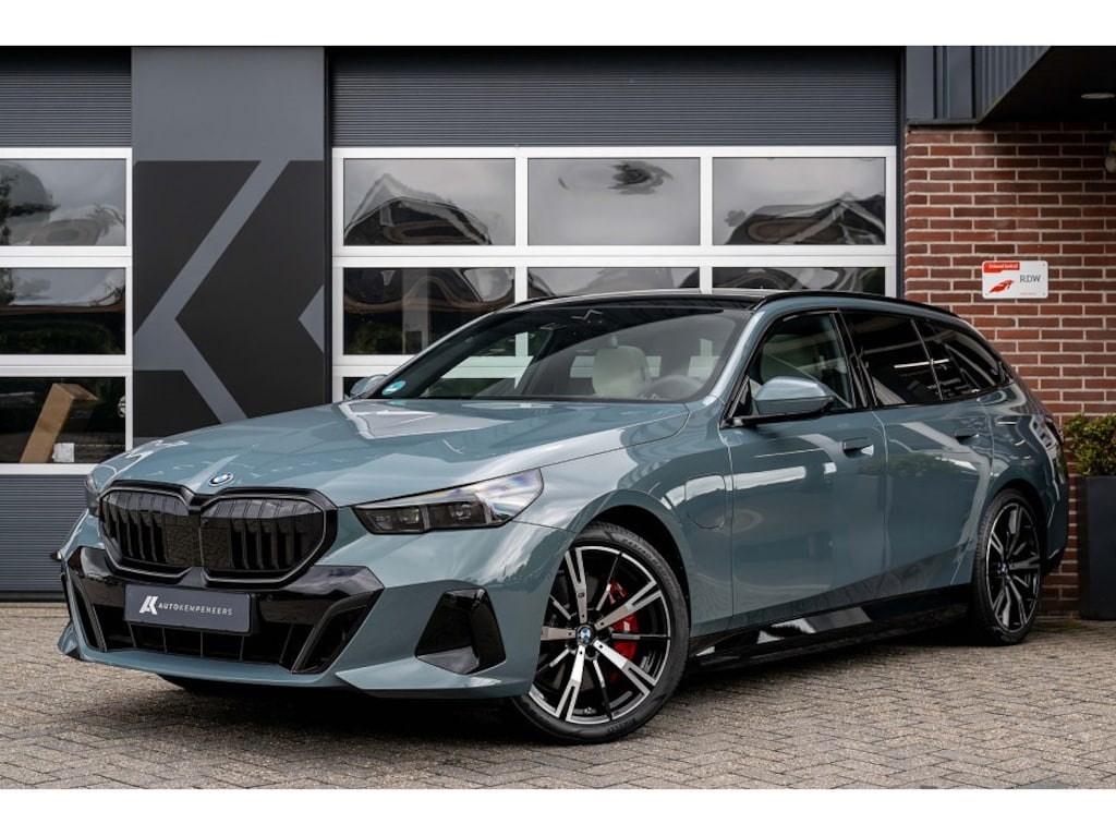 BMW 5-Serie 550e xDrive Touring M Sport Pro | Panorama | Stoelventilatie | Bowers & Wilkins | Driving Ass. Prof. | 4-Wielbesturing | 360 Camera | 20' Inch |