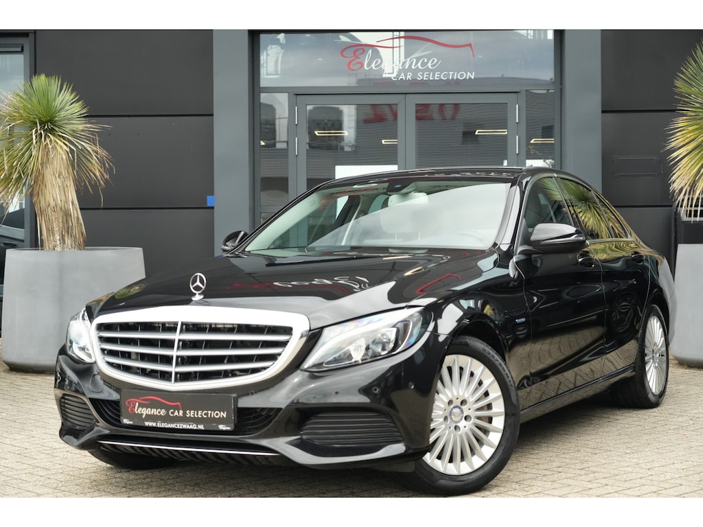 Mercedes-Benz C-klasse 350 e Lease Edition | 279PK | Navi | Trekhaak | AIRMATIC | Camera | Mercedes-Benz C-Klasse 350 e Lease Edition 279 PK Plug-in Hybrid met 2.0 viercilinder, navigatie, afneembare trekhaak, AIRMATIC luchtvering, achteruitrijcamera, stoelverwarming, 17-inch licht